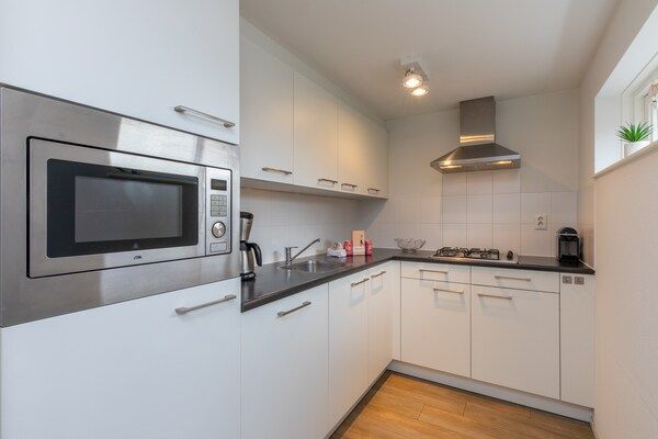 Keuken - Luxe villa in Zeeland vlakbij het strand in Renesse (3)