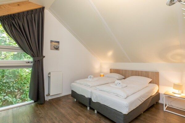 Slaapkamer - Modern vakantiehuis vlakbij het strand in Renesse (4)