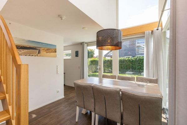 Eetkamer - Modern vakantiehuis vlakbij het strand in Renesse (3)