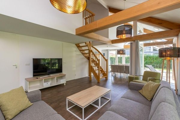 Woonkamer - Modern vakantiehuis vlakbij het strand in Renesse (2)
