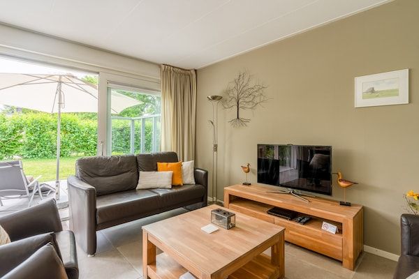 Woonkamer - Sfeervol ingericht 6-peroons landhuis in Den Burg (2)
