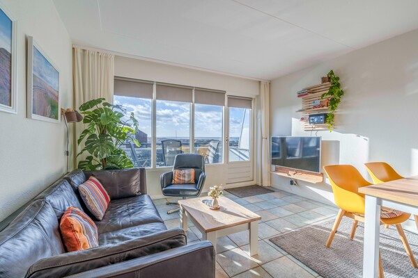 Woonkamer - 4 Persoons appartement met zeezicht in De Koog (4)