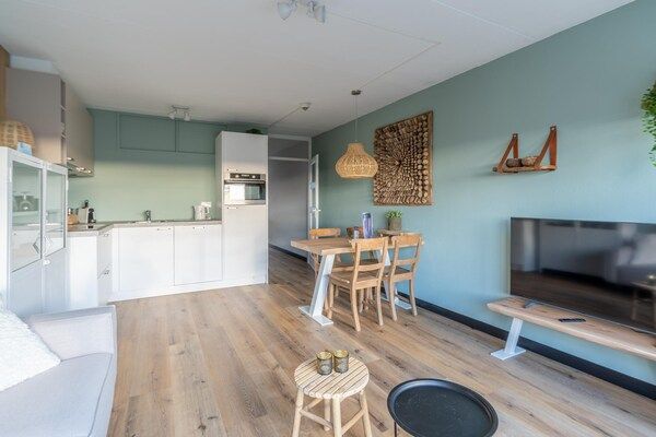 Woonkamer - 2 Persoons appartement met sauna in De Koog (3)