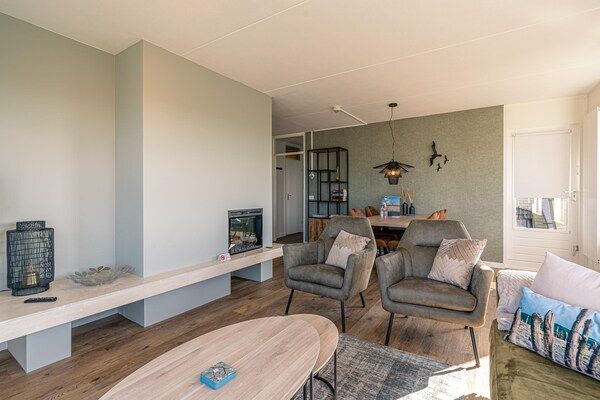 Woonkamer - 4 Persoons appartement met zeezicht in De Koog (4)