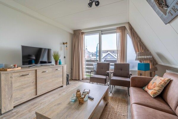 Woonkamer - Comfortabel en modern ingericht 4-persoons appartement in De Koog (4)