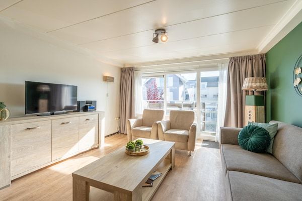 Woonkamer - Comfortabel en modern ingericht 4-persoons appartement in De Koog (2)