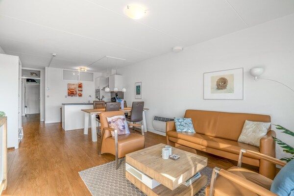 Woonkamer - 4 Persoons appartement met eiland-zeezicht in De Koog (2)