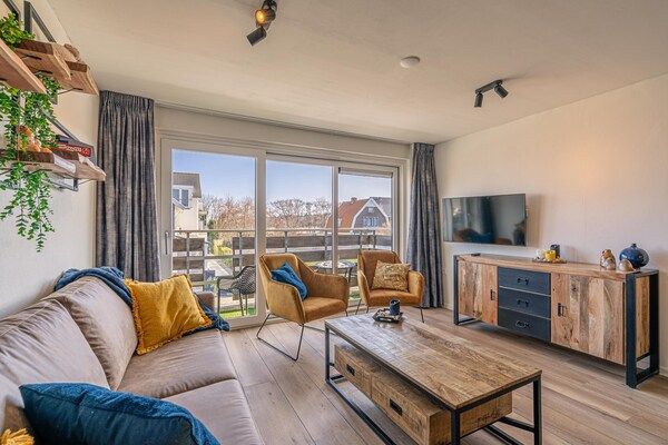 Woonkamer - Comfortabel en modern ingericht 4-persoons appartement in De Koog (2)