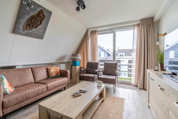 Woonkamer - Comfortabel en modern ingericht 4-persoons appartement in De Koog (2)