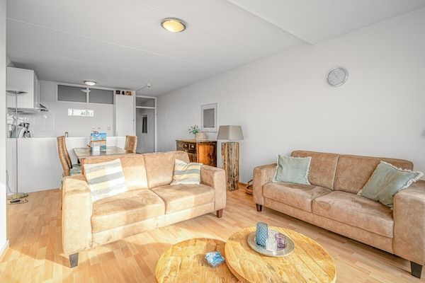 Woonkamer - 4 Persoons appartement met eiland-zeezicht in De Koog (4)
