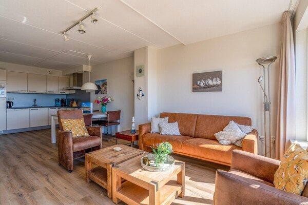 Woonkamer - 4 Persoons appartement met eiland-zeezicht in De Koog (5)
