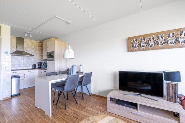 Woonkamer - 4 Persoons appartement met zeezicht in De Koog (5)