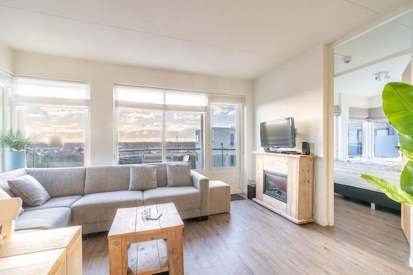 Woonkamer - 4 Persoons appartement met eilandzicht in De Koog (2)
