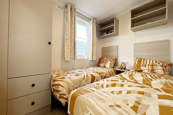 Slaapkamer - Leuk huisje in Hollum vlak bij de golfbaan in Hollum (5)