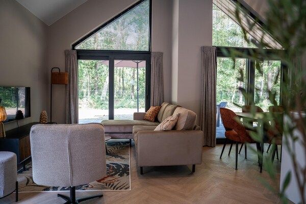 Woonkamer - Moderne luxe ecovilla met terras aan het water in Oirschot (1)