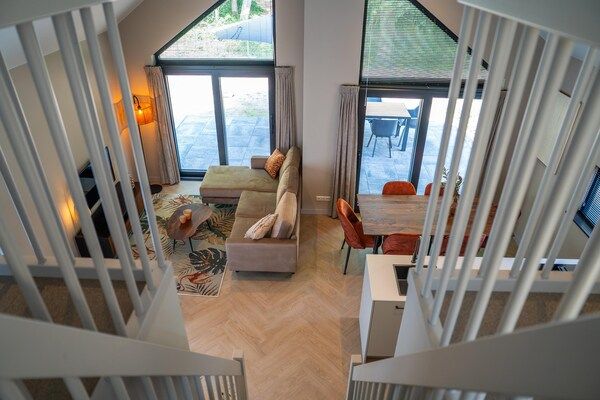 Woonkamer - Moderne luxe ecovilla met terras aan het water in Oirschot (4)
