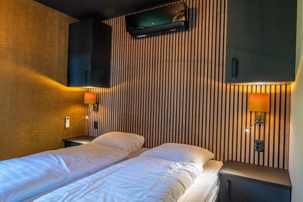 Slaapkamer - Privésauna bij Wellness Lodge in Drenthe in Dalerveen (4)