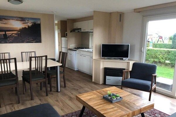 Eetkamer - Charmant duinchalet tussen golfbaan en strand in Hollum (3)