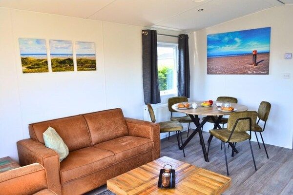Woonkamer - Charmant duinchalet tussen golfbaan en strand in Hollum (2)