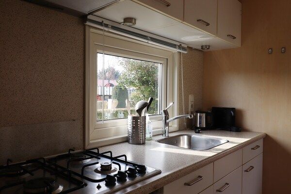 Keuken - Charmant duinchalet tussen golfbaan en strand in Hollum (3)