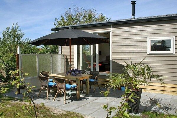 Terras - Charmant duinchalet tussen golfbaan en strand in Hollum (5)