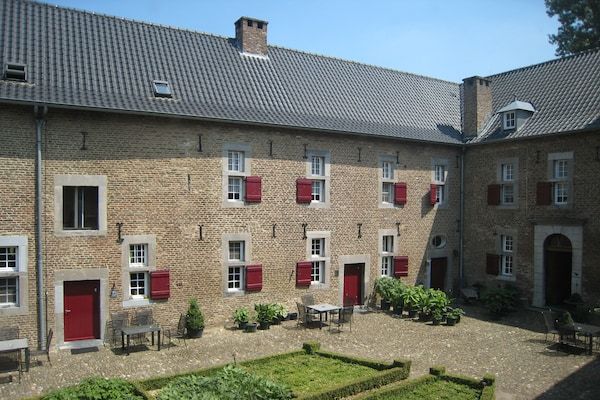 Buitenkant - Moderne vakantie met terras in Mesch-Eijsden (4)