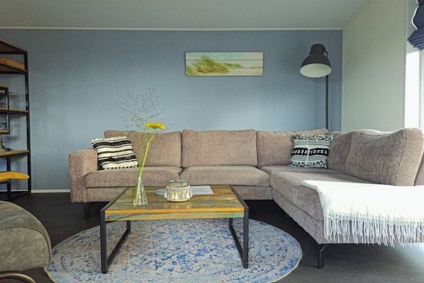 Woonkamer - Gezellige apt aan het strand met twee terrassen in Noordwijk (2)