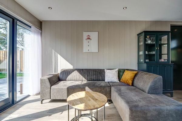 Woonkamer - Ruim vakantiehuis in Julianadorp in Julianadorp (4)