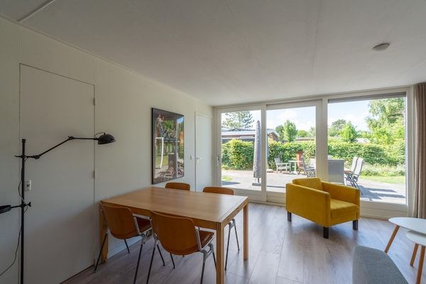 Eetkamer - Modern ingerichte bungalow voor 4 personen in Sint Maartenszee (3)