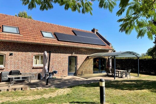 Buitenkant - Koetshuis bij Roermond met tuin in Sint Odilienberg (1)