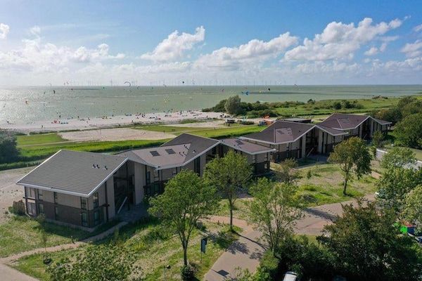 Buitenkant - Luxe verblijf aan het water in Workum met sauna in Workum (1)