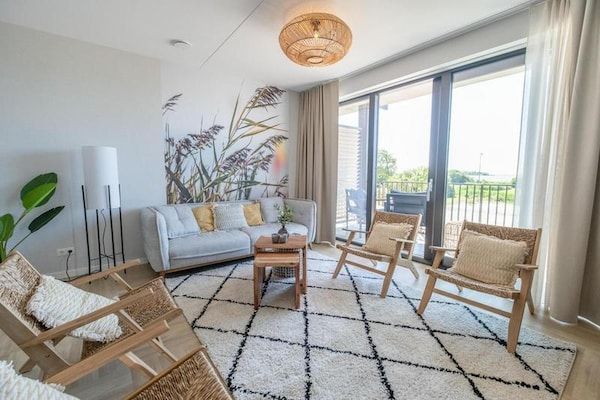 Woonkamer - Luxe verblijf aan het water in Workum met sauna in Workum (2)