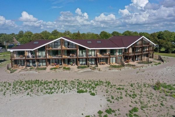 Buitenkant - Water's Edge Wellness Retreat met sauna in Workum (1)