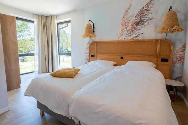 Slaapkamer - Water's Edge Wellness Retreat met sauna in Workum (3)