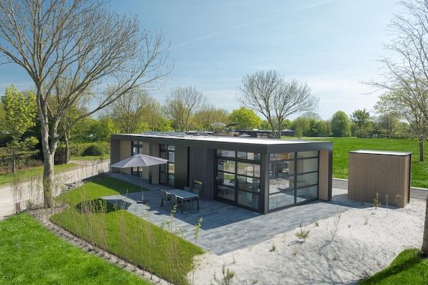 Buitenkant - Luxe villa aan het meer met eigen badkamers in Workum (1)