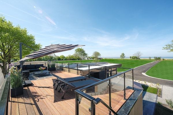 Terras - Sunset Lounge Villa voor groepen in Workum (5)