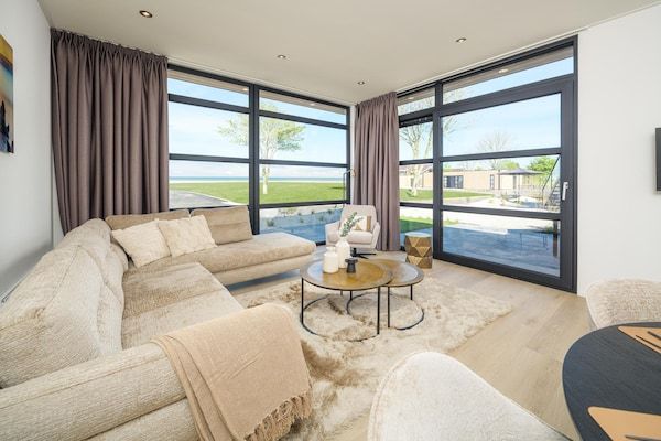 Woonkamer - Villa aan het water met privédakterras in Workum (2)