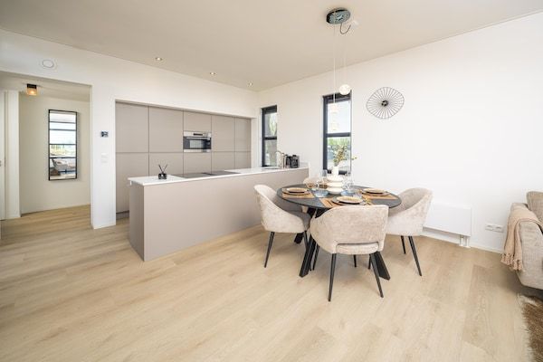 Eetkamer - Villa aan het water met privédakterras in Workum (3)