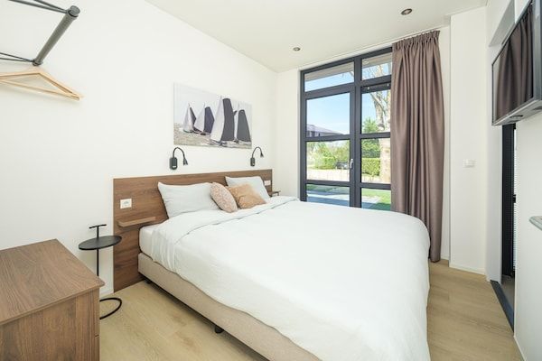 Slaapkamer - Moderne villa met huisdieren welkom in Workum (4)