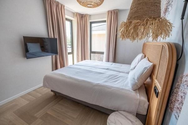 Slaapkamer - Juweel aan het water met privésauna in Workum (4)
