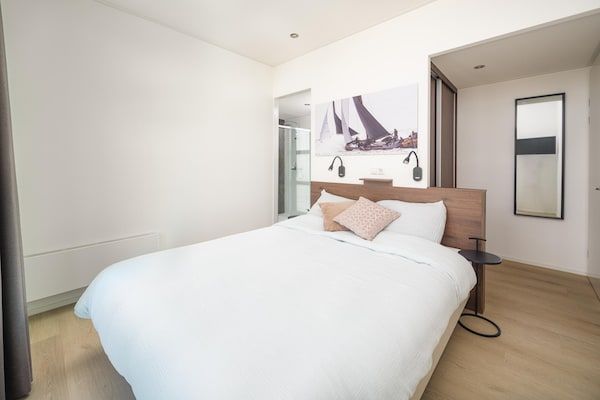 Slaapkamer - Vrijstaande woning voor 2 gasten vlakbij strand in Workum (3)
