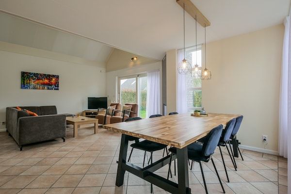Eetkamer - Ruime vakantiewoning in Julianadorp in Julianadorp (3)