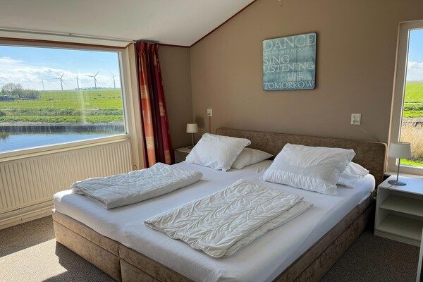 Slaapkamer - Vakantiehuis in Warns met eigen aanlegsteiger in Warns (3)