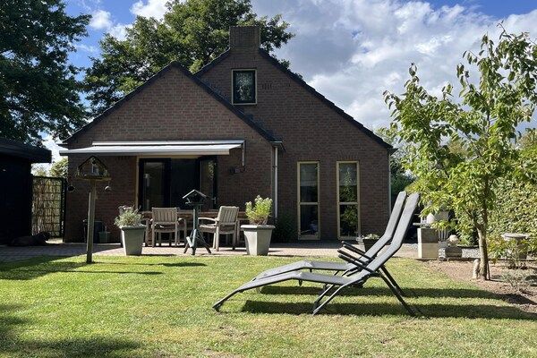 Buitenkant - Gezellige bosbungalow voor 6 personen in Ewijk (1)