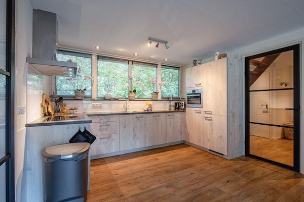 Keuken - Heerlijke villa aan de bosrand in Den Burg (4)