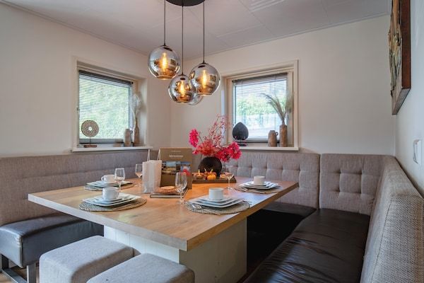 Eetkamer - Heerlijke villa aan de bosrand in Den Burg (3)