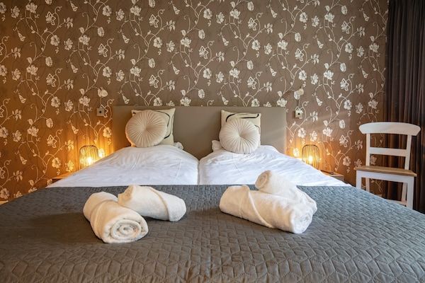 Slaapkamer - Heerlijke villa aan de bosrand in Den Burg (5)