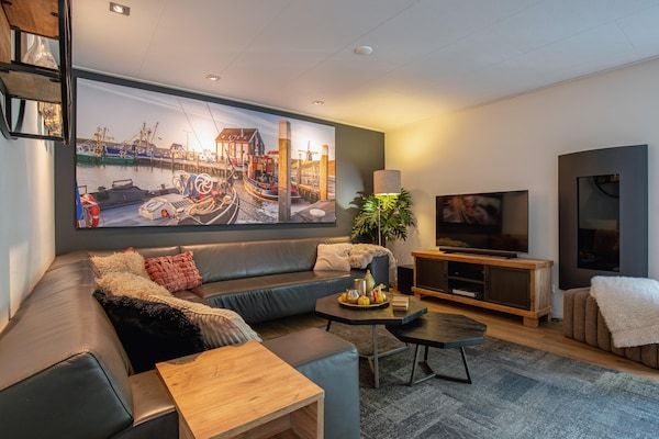 Woonkamer - Heerlijke villa aan de bosrand in Den Burg (2)