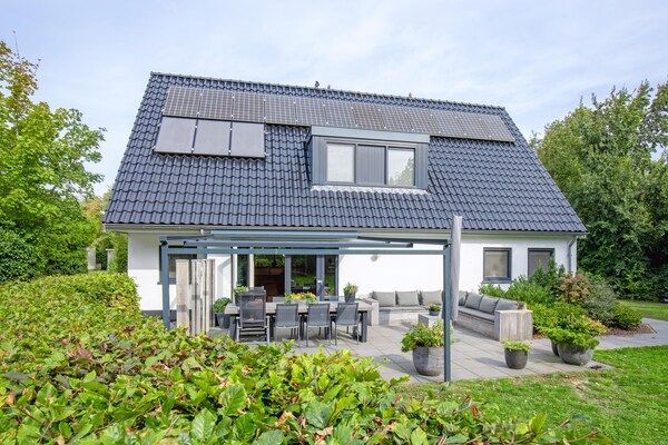 Buitenkant - Heerlijke villa aan de bosrand in Den Burg (1)
