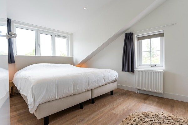 Slaapkamer - Fijn, modern ingericht vakantiehuis in De Cocksdorp (3)